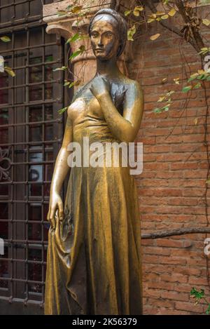 Juliet Statue Verona, Ansicht der Messingstatue von Juliet im Innenhof der Casa di Giulietta in der historischen Altstadt von Verona Stockfoto