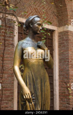 Statue von Verona Juliet, Ansicht der Messingstatue von Juliet im Innenhof der Casa di Giulietta in der historischen Altstadt von Verona Stockfoto