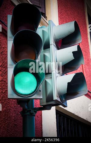 Grüne Ampel an der Ampel an der Straßenecke Stockfoto