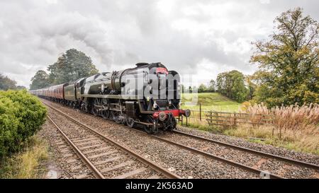 British India Line, erhaltene Dampflokomotive, fährt auf der Linie Settle & Carlisle am 6.. Oktober 2022 durch Long Preston (York nach Carlisle). Stockfoto