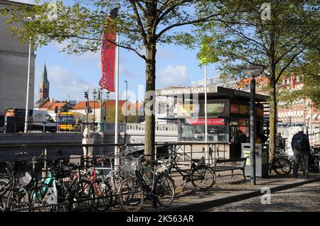 Kopenhagen -Dänemark -16. Oktober 2022- Menschen auf der Hojbro-Brücke in der dänischen Hauptstadt. (Foto..Francis Joseph Dean / Dean Picturs) Stockfoto