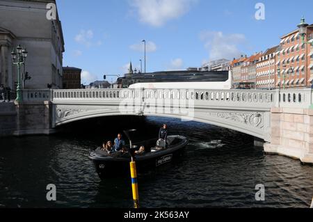 Kopenhagen -Dänemark -16. Oktober 2022- Menschen auf der Hojbro-Brücke in der dänischen Hauptstadt. (Foto..Francis Joseph Dean / Dean Picturs) Stockfoto