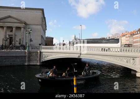 Kopenhagen -Dänemark -16. Oktober 2022- Menschen auf der Hojbro-Brücke in der dänischen Hauptstadt. (Foto..Francis Joseph Dean / Dean Picturs) Stockfoto