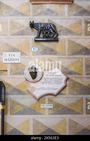 Casa Natale di Don Pietro Leonardi, Blick auf historische Tafeln, die das Äußere der Casa Natale di Don Pietro Leonardi, Via Mazzini, Verona Italien schmücken Stockfoto