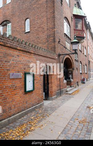 Kopenhagen, Dänemark. Oktober 2022. Außenansicht des Schulgebäudes Sankt Petri in der Innenstadt Stockfoto