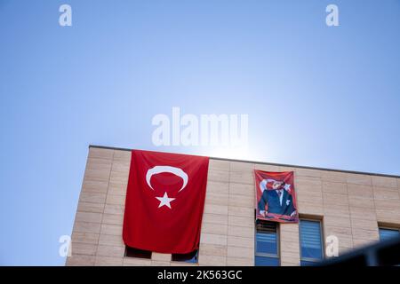 Bild von zwei Flaggen nebeneinander auf einem Gebäude in einem Gebäude in Istanbul, Türkei. Eine der türkei, die andere mit dem Bild von Mustafa Kemal Stockfoto