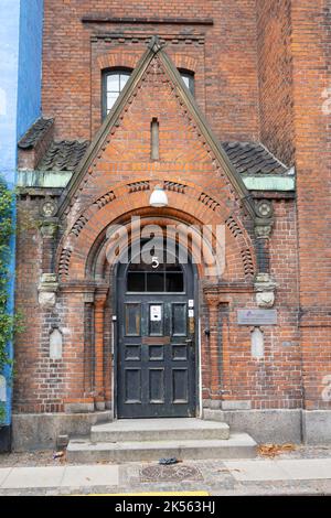 Kopenhagen, Dänemark. Oktober 2022. Außenansicht der Eingangstür des Schulgebäudes Sankt Petri in der Innenstadt Stockfoto