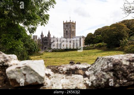 St Davids Cathedral, Pembrokeshire, Wales die St Davids Cathedral (Walisisch: Eglwys Gadeiriol Tyddewi) befindet sich in St. Davids, der kleinsten Stadt Großbritanniens Stockfoto