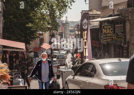 ISTANBUL, TÜRKEI - 21. MAI 2022: Selektive Unschärfe bei einem alten Mann in Istanbul, der während der Coronavirus-Pandemie Covid 19 eine Gesichtsmaske in einer Menschenmenge trug. Stockfoto