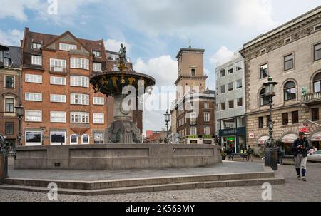 Kopenhagen, Dänemark. Oktober 2022. Der Brunnen der Nächstenliebe auf dem Vestergade Platz im Stadtzentrum Stockfoto