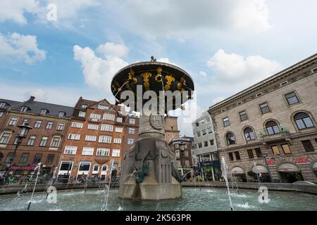 Kopenhagen, Dänemark. Oktober 2022. Der Brunnen der Nächstenliebe auf dem Vestergade Platz im Stadtzentrum Stockfoto