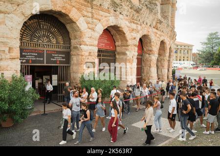 Italien Tourismus, Blick auf die Menschen am Eingang der römischen Arena, jetzt die Stadt Opera, im historischen Zentrum der Stadt Verona, Italien versammelt. Stockfoto