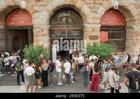 Verona Arena, Blick auf die Menschen am Eingang der römischen Arena im historischen Zentrum der Stadt Verona, Italien versammelt. Stockfoto