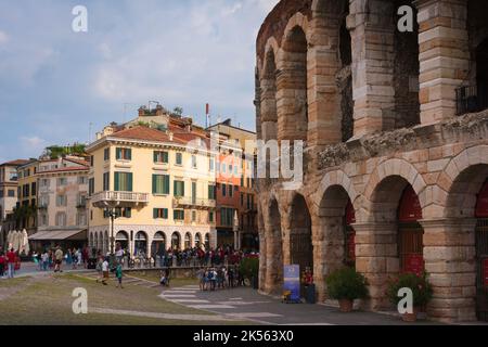 Verona Italien, Blick auf einen Abschnitt der römischen Arena in der nordwestlichen Ecke der Piazza Bra im Zentrum der historischen Stadt Verona, Italien Stockfoto