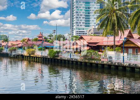 Kampung Morten Häuser am Fluss Melaka, Melaka, Malaysia. Stockfoto