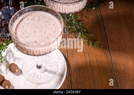 Alkoholisch cremiger Brandy Alexander Cocktail mit Muskatnuss. Trendiger Herbst Winter Alkoholgetränk Stockfoto