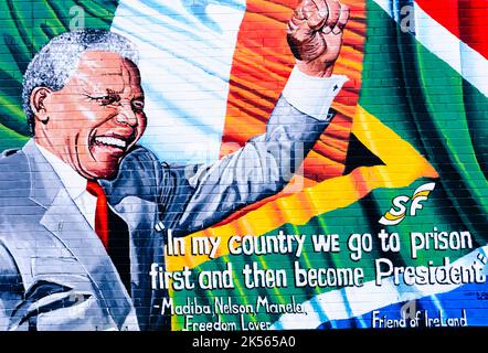 Belfast, Nordirland. 7. Dezember 2013 - links Floral Hommagen an Mandela Wandbild nach dem Tod von Nelson Mandela am 5. Dezember. Bildnachweis: Stephen Barnes/Alamy Live-Nachrichten Stockfoto