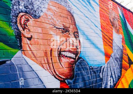 Belfast, Nordirland. 7. Dezember 2013 - links Floral Hommagen an Mandela Wandbild nach dem Tod von Nelson Mandela am 5. Dezember. Bildnachweis: Stephen Barnes/Alamy Live-Nachrichten Stockfoto