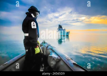 Belfast, Nordirland. 26.07.2014 - steht ein Royal Navy Matrose an den Bug eines Festrumpfschlauchbootes Pacific 28 HMS Duncan nähert. Stockfoto