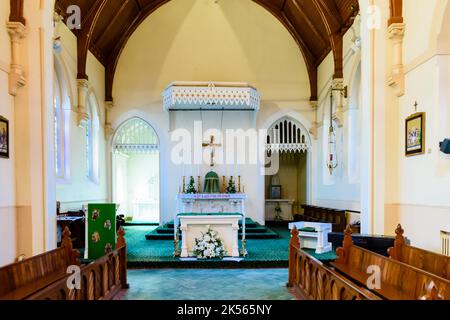 Kapelle in einem römisch-katholischen Gymnasium. Stockfoto