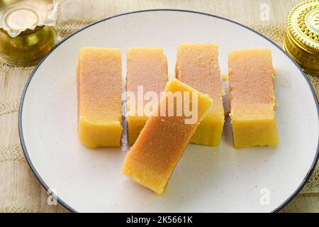 Mysore Pak Indianersüß auf einem Teller Stockfoto