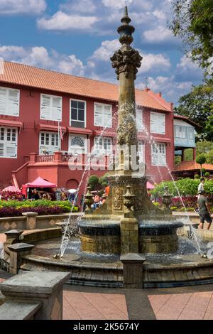 Brunnen vor Stadthuys, ehemaligen niederländischen Governor's Residence und Rathaus, erbaut 1650. Melaka, Malaysia. Stockfoto