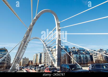 Sankt Petersburg, Russland - 04.01.2022: Die Lazarevsky-Brücke ist eine Metallbrücke über den Fluss Malaya Nevka. Kabelträger, ca. Stockfoto