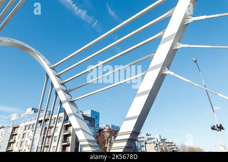 Die Lazarevsky-Brücke ist eine metallene Kabelbrücke über den Fluss Malaya Nevka, Sankt Petersburg, Russland. Kabelträger, Kabelhalter und Stockfoto