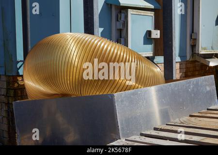 Eine Spule aus flexiblen Kanälen am Kai des Hafens bei East Loch Tarbert, Argyll und Bute. Schottland Stockfoto