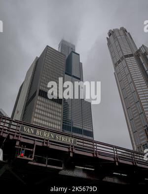 Eine vertikale Aufnahme moderner Wolkenkratzer an der Van Buren Street Bridge, Chicago Stockfoto