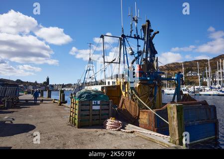 Die Details des hydraulischen Hebezeugs zeigen einen Blick auf den Trawler „Silver Fern“ (OB84), der am Kai im Hafen von East Loch Tarbet, Argyll, festgemacht ist Stockfoto