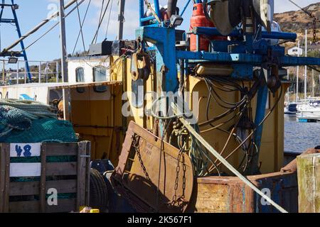 Die Details des hydraulischen Hebezeugs zeigen einen Blick auf den Trawler „Silver Fern“ (OB84), der am Kai im Hafen von East Loch Tarbet, Argyll, festgemacht ist Stockfoto