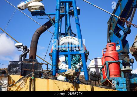 Hydraulisches Hebezeug, Blick auf den Trawler „Silver Fern“ (OB84), der am Kai im Hafen bei East Loch Tarbet, Argyll und Bute festgemacht ist Stockfoto