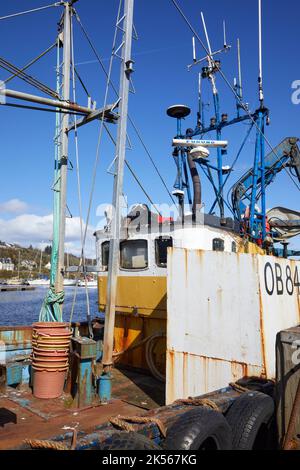 Hydraulisches Hebezeug und Steuerhaus, Blick auf den Trawler „Silver Fern“ (OB84), der am Kai im Hafen von East Loch Tarbert festgemacht ist Stockfoto