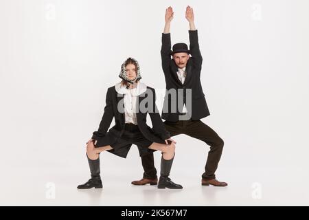 Portrait von stilvollen und lustigen Menschen im Herbst Outfit posiert isoliert über weißem Studio Hintergrund Stockfoto