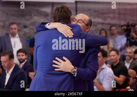 Sevilla, Spanien. 06. Oktober 2022. Fußballtrainer Julen Lopetegui verlässt den FC Sevilla nach 170 Spielen und dreieinhalb Jahren bei der Zeremonie im Stadion Ramon Sanchez Pizjuun in Sevilla. Hier wird Lopetegui beim Abschied mit dem Präsidenten Jose Castro vom FC Sevilla gesehen. (Foto: Gonzales Photo/Alamy Live News Stockfoto