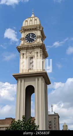 Eine vertikale Aufnahme der Town Clock in der Innenstadt von Dubuque, Iowa, USA Stockfoto