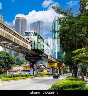 Die KL Monorail bedient das Zentrum von Kuala Lumpur, Malaysia. Stockfoto