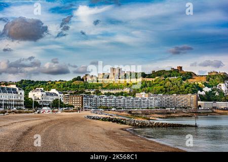 Blick vom Strand auf das Schloss auf dem Hügel von Dover, Dover, England, Großbritannien Stockfoto