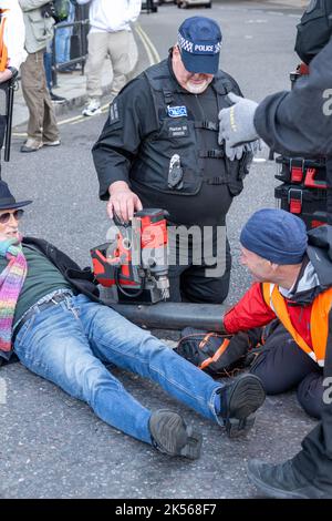London, Großbritannien. 6. oktober 2022. Stoppen Sie einfach die Öldemonstranten blockierten Straßen um den Trafalgar Square und spezialisierte Polizeiteams wurden verwendet, um die Demonstranten zu entkleben und ihre Hände von den Rohren zu entfernen. Kredit: Ian Davidson/Alamy Live Nachrichten Stockfoto