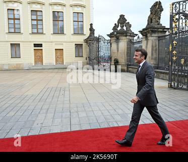 Prag, Tschechische Republik. 06. Oktober 2022. Der französische Präsident Emmanuel Macron trifft sich am 6. Oktober 2022 zum ersten Treffen der neuen politischen Gruppe European Political Community (EPC) auf der Prager Burg in der Tschechischen Republik. Kredit: Michal Krumphanzl/CTK Foto/Alamy Live Nachrichten Stockfoto