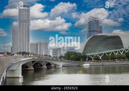 Jubiläum Brücke, die zu Esplanade Concert Hall. Singapur Stockfoto