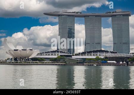 Marina Bay Sands, ArtScience Museum ganz links. Singapur. Stockfoto