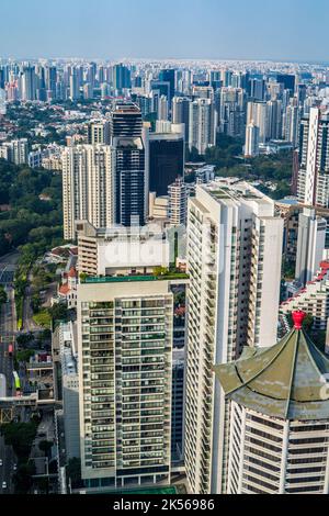 Das städtische Wachstum. Hochhaus Büro- und Wohnhäusern. Singapur Stadt Blick von Oben von Ion Mall. Stockfoto