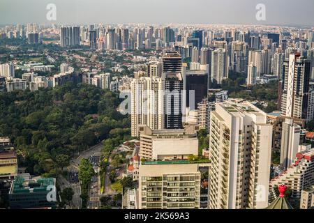 Das städtische Wachstum. Hochhaus Büro- und Wohnhäusern. Singapur Stadt Blick von Oben von Ion Mall. Stockfoto