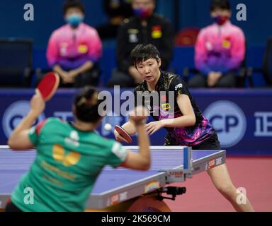 CHENGDU, CHINA - 6. OKTOBER 2022 - Wang Manyu aus China tritt beim Frauenspiel zwischen China und Portugal 2 gegen das portugiesische Frauenteam an Stockfoto