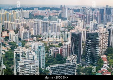 Das städtische Wachstum. Hochhaus Büro- und Wohnhäusern. Singapur Stadt Blick von Oben von Ion Mall West suchen. Stockfoto