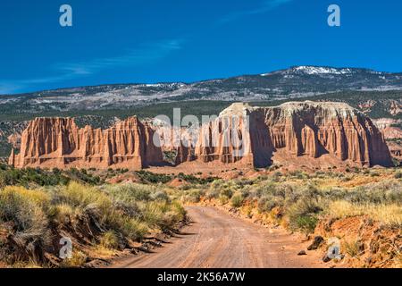 Sandsteinfelsen, Cathedral Valley Road, Thousand Lake Mountain in der Ferne, Middle Desert, Capitol Reef National Park, Utah, USA Stockfoto