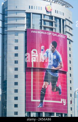 Doha, Katar - 4. Oktober 2022: Ein Plakat von Uruguays Stürmer Luis Suarez bemalte vor der WM 2022 große Gebäude in Katar. Stockfoto