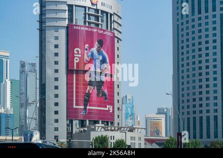 Doha, Katar - 4. Oktober 2022: Ein Plakat von Uruguays Stürmer Luis Suarez bemalte vor der WM 2022 große Gebäude in Katar. Stockfoto